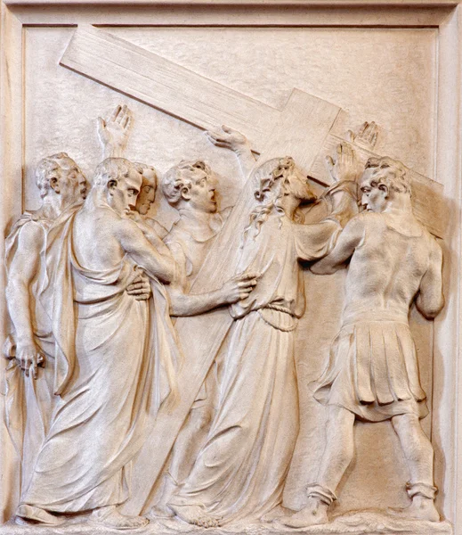 BRUSSELS, BELGIUM - JUNE 15, 2014: Stone relief Simon of Cyrene helps Jesus carry the cross  in church Notre Dame du Bon Secource (The Church of Our Lady of Assistance). — 스톡 사진