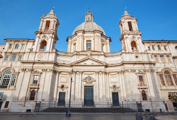 Rom-Piazza Navona och barock Santa Agnese i Agone kyrka i morgonljus. Kyrkan ritades av härliga arkitekter Francesco Brrromini och Gian Lorenzo Bernini — Stockfoto