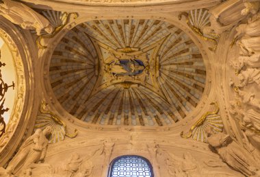 Cordoba, İspanya - 27 Mayıs 2015: Sebastian Penarredonda'nın kabartmalarıyla kilise Iglesia San Nicolas de la Villa'da vaftizhanenin tavanı (1540 - 1555).