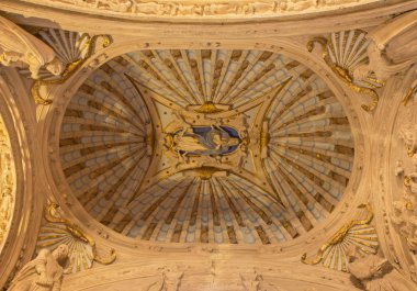 Cordoba, İspanya - 27 Mayıs 2015: Sebastian Penarredonda'nın kabartmalarıyla kilise Iglesia San Nicolas de la Villa'da vaftizhanenin tavanı (1540 - 1555).