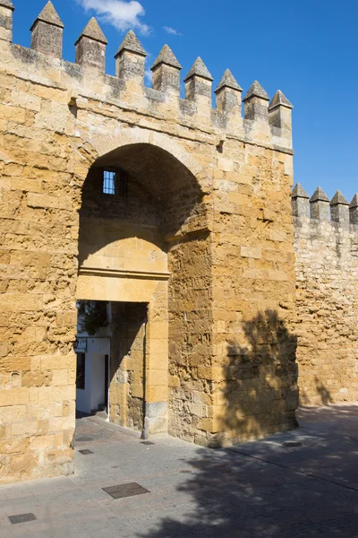 Cordoba - medeltida väggarna i staden i kvällsljus och The Puerta del Almodovar gate. — Stockfoto