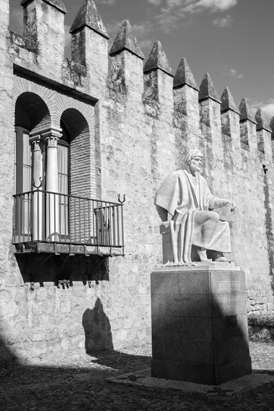 CORDOBA, SPANIEN - MAJ 25, 2015: Statyn av medeltida arabiska filosofen Averroes av Pablo Yusti Conejo (1967) och de medeltida murarna. — Stockfoto
