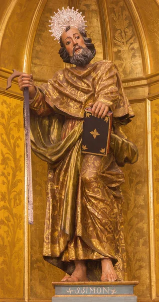 Cordoba, Spanien-27 maj 2015: Saint Simon aposteln ristade och förgyllda staty av okänd konstnär (c 1780) i kyrkan Iglesia de San Juan y Todos Los Santos — Stockfoto