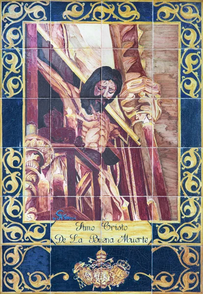 Cordoba, Hiszpania-26 maja 2015: ceramiczny Jezus na krzyżu na elewacji kościoła Iglesia de San Hipolito przez artystę Blanca Augilar Garcia z roku 1994. — Zdjęcie stockowe