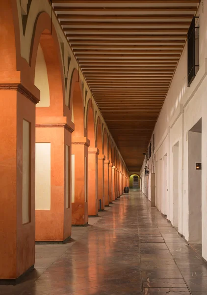 CORDOBA, SPAIN - MAY 27, 2015: The porticoes of Plaza de la Corredera square at dusk. — Stok fotoğraf