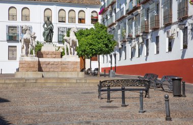 Cordoba - Plaza del Conde de Priego meydanı heykeltıraşlar Luis Moya ve Manuel Alvarez Laviada (1956) tarafından Manolete anıt ile).