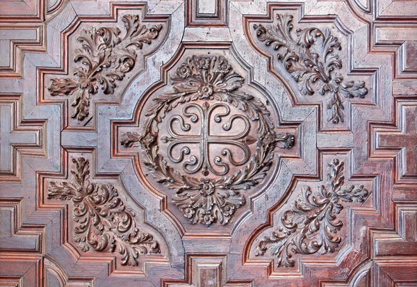 CORDOBA, ESPAÑA - 27 DE MAYO DE 2015: El detalle de la puerta barroca tallada de la iglesia Iglesia de Nuestra Señora de los Dolores ). —  Fotos de Stock