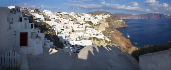 Santorini, Yunanistan - 4 Ekim 2015: Oia üzerinden doğuya bakın akşam ışık.