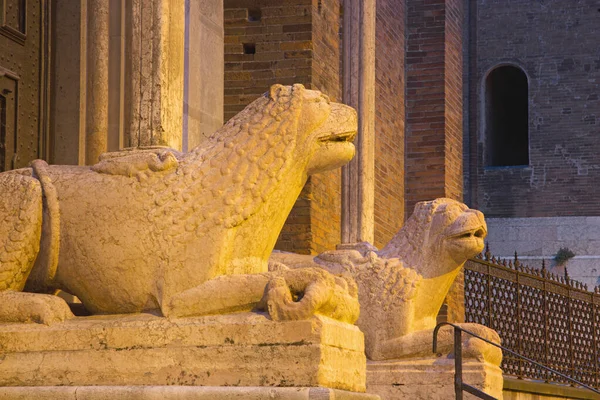 Cremona Italien Mai 2016 Die Löwen Vor Dem Westportal Der — Stockfoto