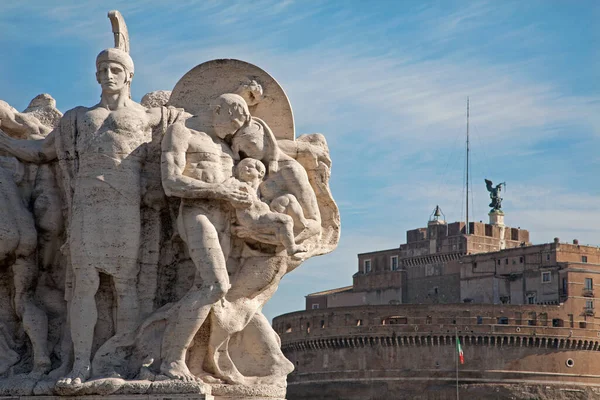 ローマ イタリア2012年3月21日 Valore Militare 大理石の彫刻 イタリアのオーランド グリゼッリ 1910 ポンテ ヴィットリオ — ストック写真