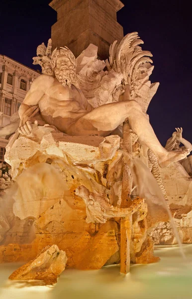 晚上贝尼尼的纳沃纳广场和Fontana Dei Fiumi广场 — 图库照片