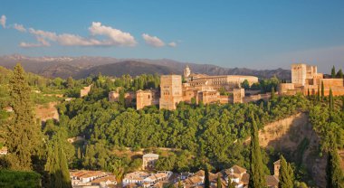 Granada - Alhambra Sarayı ve akşam ışığında kale kompleksi.