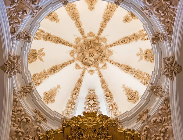 Cordoba スペイン 2015年5月28日 大聖堂のサン エステバン サンティッシモ クリスト プントの側礼拝堂の上のバロック様式のキューポラ — ストック写真
