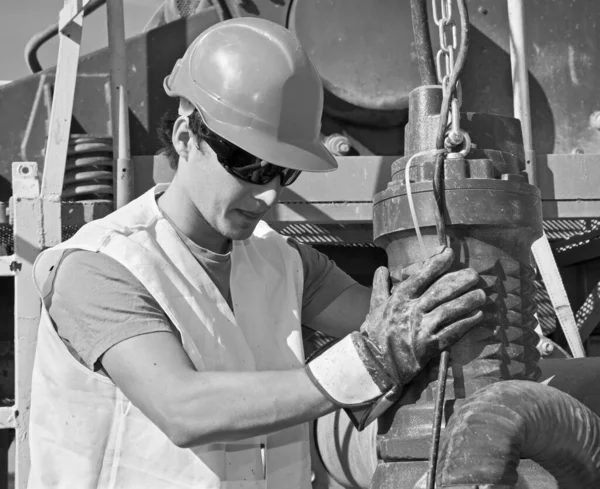 Joven Trabajador Trabajo Con Bomba —  Fotos de Stock