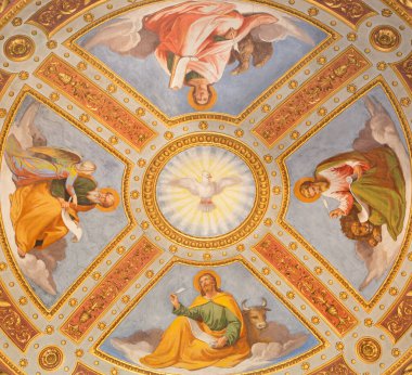 ROME, ITALY - 9 Mart 2016: Kutsal Ruh ve Dört Evangelist fresk in cupola by Casimirio de Rossi (1860) in cappella Feoli chapel in church Basilica di Santa Maria del Popolo.