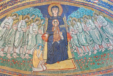 ROME, ITALY - 10 Mart 2016: Dominica 'daki Basilica di Santa Maria' da Bizans tarzındaki melekler arasında Meryem Ana 'nın mozaiği. Papa I. Paschal tarafından bilinmeyen bir sanatçı tarafından yaptırıldı..