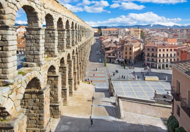 SEGOVIA, SPAIN, APRIL - 13, 2016: Segovia ve Plaza del Azoguejo Aqueduct.