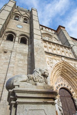 Avila - Aslan heykeliyle Katedral de Cristo Salvador Cephesi.