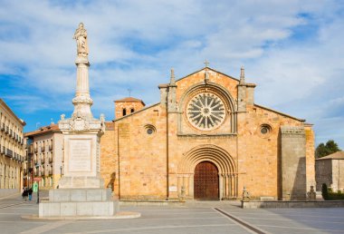 AVILA, İspanya, Nisan - 18, 2016: Günbatımında Iglesia de San Pedro Kilisesi Cephesi.