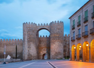 Avila - Puerta del Alcazar Kapısı ve şehrin duvarları alacakaranlıkta.