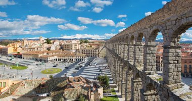 SEGOVIA, SPAIN, APRIL - 13, 2016: Segovia ve Plaza del Artilleria Aqueduct.