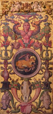 AVILA, SPAIN, APRIL - 18, 2016: Cornelius de Holanda 'nın Catedral de Cristo Salvador' daki kilisesinin platerik dekoratif kapısı. Evangelist Aziz Luke 'un sembolik....