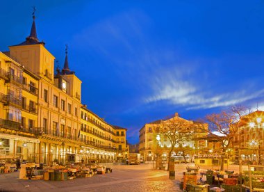 SEGOVIA, İspanya, Nisan - 14, 2016: Plaza Belediye Başkanı Meydanı ve Sabah Pazarı