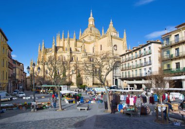 SEGOVIA, İspanya, Nisan - 15, 2016: Plaza Belediye Başkanı Meydanı ve sabah pazarı ve sabah katedrali.