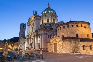 Brescia - Sabah alacakaranlıktaki Dom (Duomo Nuovo ve Duomo Vecchio).