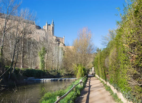 Segovia Rio Eresma Üzerindeki Alcazar Kalesi — Stok fotoğraf