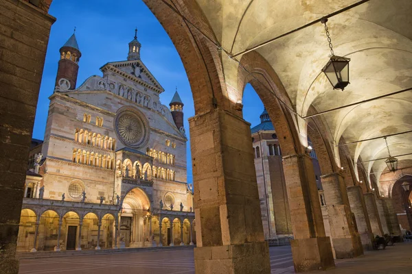 Cremona Kutsal Bakire Meryem Katedral Varsayımı Alacakaranlıkta Belediye Binasının Girişi — Stok fotoğraf