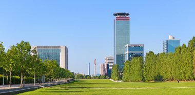 Brescia - Parco Tarello Parkı 'nın ve modern yüksek binaların manzarası.