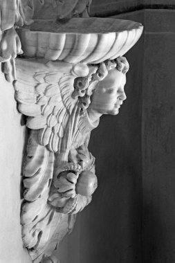 BRESCIA, İtalya - 21 Mayıs 2016: Chiesa di Santa Maria della Carita 'daki barok stoup.