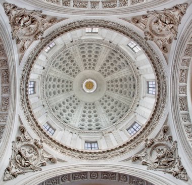BRESCIA, İtalya - 22 Mayıs 2016: Duomo Nuovo 'nun barok kubbesi, Giovan Battista Carboni ve 18 yaşından küçük Santo Calegari' nin The Four Evangelists 'in destekçilerini kullanıyor..