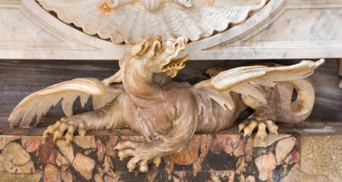 ROME, ITALY - 9 Mart 2016: Maria Eleonora Boncompagni 'nin 1749' da Domenico Gregorini 'nin kilise Bazilikası Santa Maria del Popolo' daki Anıtı 'ndaki ejderha detayları.