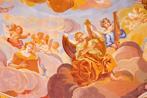 2015年2月20日 バロック様式の教会の中央にあるキューポラのフレスコ画の詳細は 1745年からアントン シュミットによって変化します 楽器を持つ天使 — ストック写真