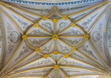 SEGOVIA, SPAIN, APRIL - 14, 2016: Neoklasik fresklerle Katedral 'deki Meryem Ana Katedrali' nin yan şapelinin gotik mahzeni.