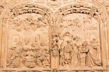SALAMANCA, SPAIN, APRIL - 17, 2016: Yeni Katedral 'in gotik-barok batı portalı - 16 cent' ten Katedral Nueva 'ya İsa' nın Doğuşu ve Üç Magi yardımı..