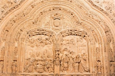 SALAMANCA, SPAIN, APRIL - 17, 2016: Yeni Katedral 'in gotik-barok batı portalı - 16 cent' ten Katedral Nueva 'ya İsa' nın Doğuşu ve Üç Magi yardımı..