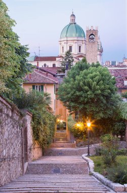 Brescia - Duomo kubbesi Eski şehrin merdivenlerinin üzerinde Sabah alacakaranlıkta.