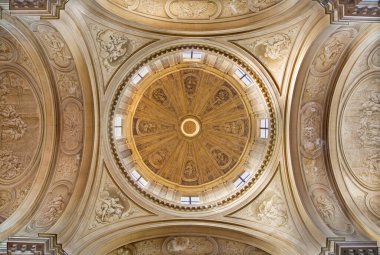 BRESCIA, İtalya - 22 Mayıs 2016: Francesco Monti 'nin Chiesa di Santa Maria della Pace (1738) kilisesinin kubbesindeki tek renkli fresk).