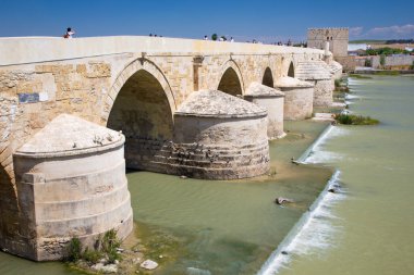 CORDOBA, İSPAN - 26 Mayıs 2015: Roma Köprüsü.