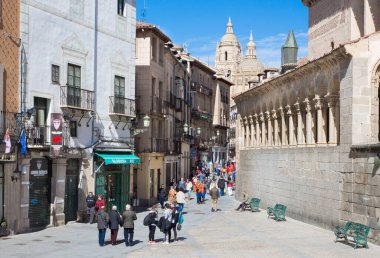 SEGOVIA, İspanya, Nisan - 15, 2016: Arka planda Juan Bravo Caddesi ve Katedral.