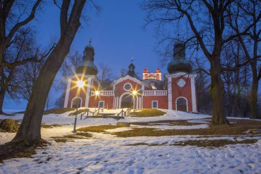 Banska Stiavnica - Barok süvarisinin aşağı kilisesi 1744 - 1751 kış günbatımında inşa edildi..