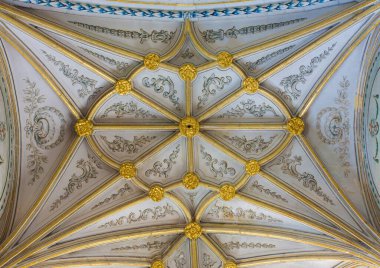 SEGOVIA, SPAIN, APRIL - 14, 2016: Neoklasik fresklerle Katedral 'deki Meryem Ana Katedrali' nin yan şapelinin gotik mahzeni.