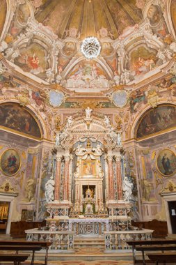 BRESCIA, İtalya - 21 Mayıs 2016: 18 'den itibaren Ferdinando Kahire ve Luigi Vernazal tarafından Chiesa di Santa Maria della Carita' daki başlıca erdemlerin sunağı ve freskleri..