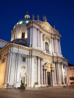 Brescia - Dom (Duomo Nuovo) Alacakaranlıkta.