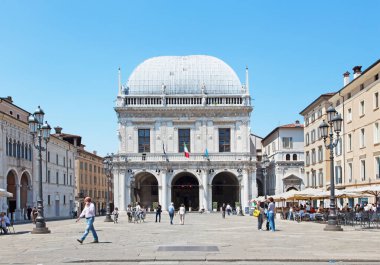 BRESCIA, İtalya - 23 Mayıs 2016: Alacakaranlıkta Piazza della Loggia Meydanı ve Palazzo della Logia Panoraması.