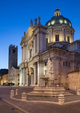 Brescia - Akşam karanlığında Dom (Duomo Nuovo).