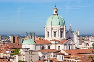 Brescia - Duomo kubbesi Sabah ışığında şehrin üzerinde.